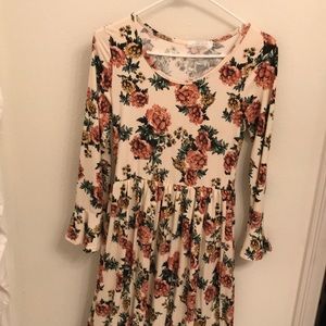 Maxi dress, flared sleeves, size S. Never worn.